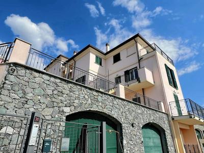 Luminosa mansarda con vista mare