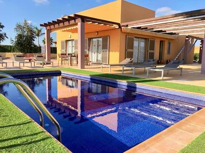 Villa Stylish Host, Heated pool & high speed wifi