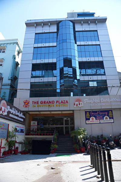 Blossoms Room Hotel Holidays inn Plaza- Free One Meal