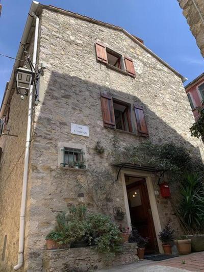 La Casa di Mezzo - The Middle House
