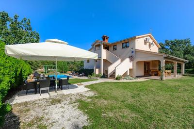 App Sadina with Private Pool and Garden
