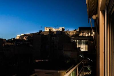 Modern 2 bed/2 bath Acropolis view flat