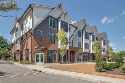 New East Nash - King Bed Short Drive to Dwntwn