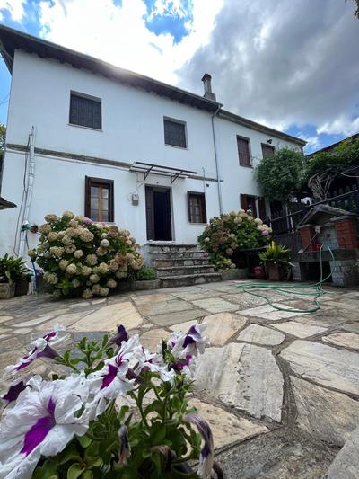 Meni's House