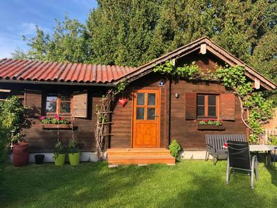 Gemütliche Blockhütte mit großem Garten