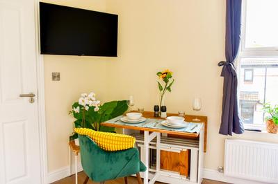 Modern Cosy Corner Flat 3 bed and loft sleep 7 people