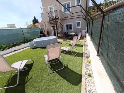 Apartman L&V sa dvorištem i hidromasažnim bazenom