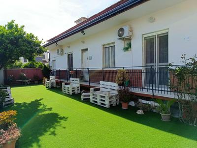 Casa con ampio giardino e patio