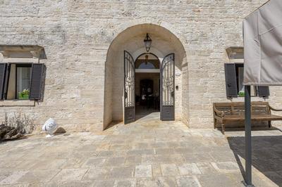 Trulli Nigri Holidays with private swimming pool