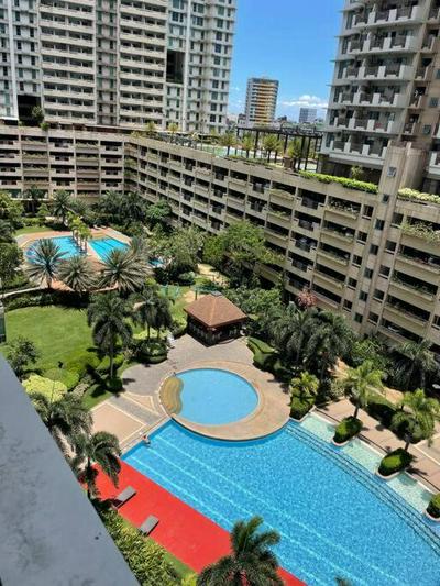 2BR fully airconditioned condo with balcony & free parking at Tivoli
