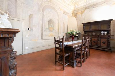 Santo Spirito Frescoed 6 sleeps apartment