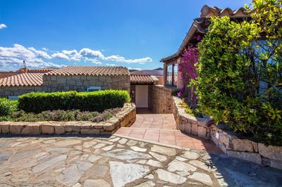 GuestHost - Villa With Private Garden, Parking & Shared Pool!