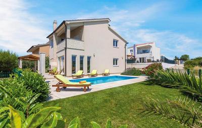 Villa Tesa in Medulin with Sea View