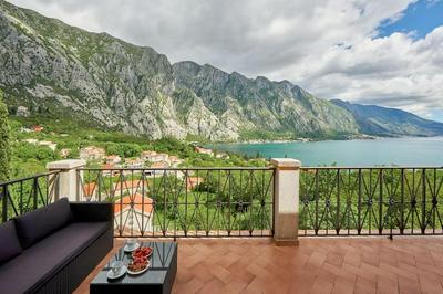 Duplex with panoramic sea views