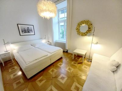 WOLKE, Apartment mit Balkon am Fluss, Zentrum