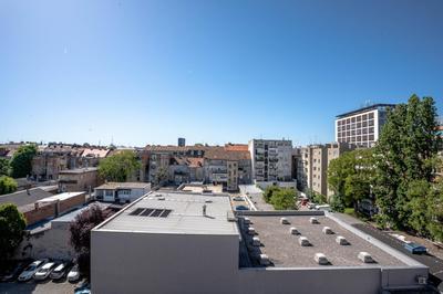 Sunshine Centre Apartment with Free Parking