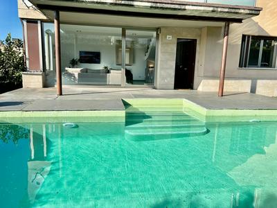 Villa Laura con piscina & jardín...