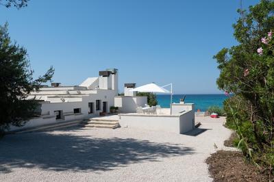 The White Salmon, a dream of architecture 30 steps from the sea