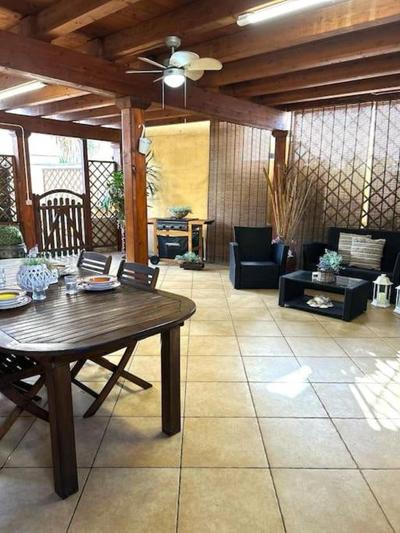Trilocale sul mare con ampia veranda coperta