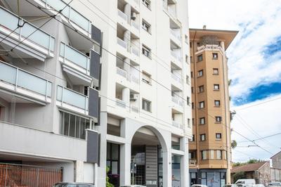DeHomes - Luxury Three bedrooms, Terrace, Wi-Fi & Netflix, Metro 5 minutes Duomo