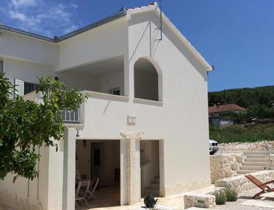 Freistehendes Ferienhaus auf 2 Etagen mit 2 Terrassen und großem privatem Garten mit Grill