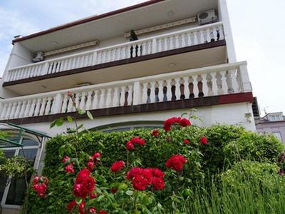 Komfortable Ferienwohnung in Crikvenica mit Grill, Terrasse und Garten