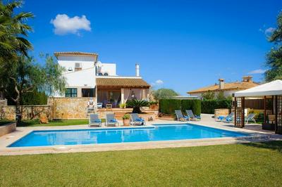 Villa mit fantastischem Garten, Chillbereichen, ideal zum Entspannen