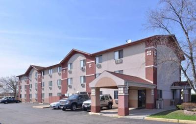 Days Inn by Wyndham Waukegan Great Lakes-Free Breakfast and Naval Base Shuttle