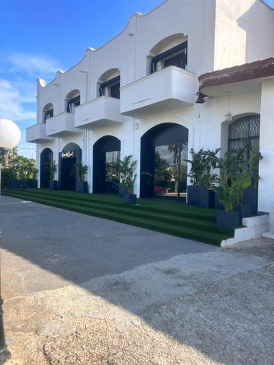 Casa con finestra che vede il mare