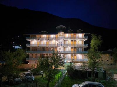 Hotel Old Manali with Balcony and Mountain Views, Near Manali Mall Road