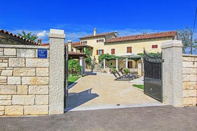 Villa Maria Tereza, exquisite villa, massage pool in a gorgeous garden
