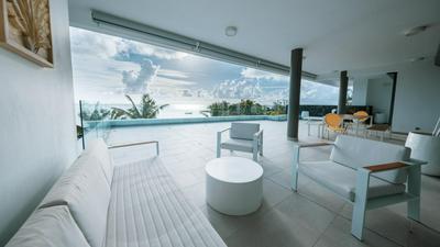 Beach front penthouse in Pereybere