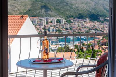 Sea View, Free Parking 2br Apartment