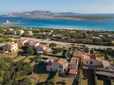 Appartement in La Pelosa mit Terrasse