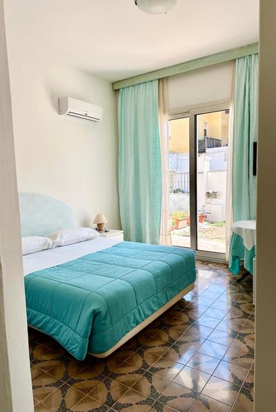 Garden House - B&B near Bus Stop to Beaches & Airport