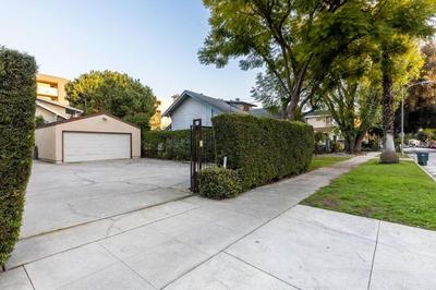 Corner view King bed room center of Pasadena