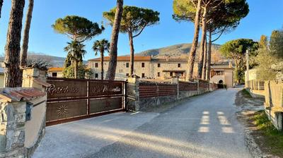 Tranquil location with views of Lake Trasimeno!
