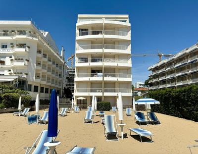 Villa Emy Fronte Mare-Carraro Immobiliare Jesolo-Family Apartments