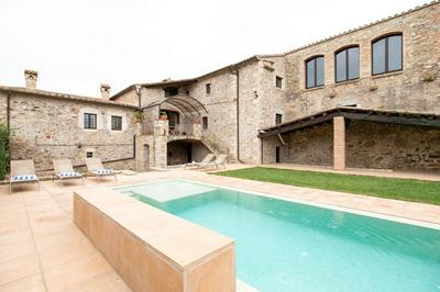 Masía Mas Sastre con piscina cerca de Girona