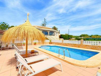 Villa mediterránea con piscina privada