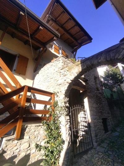 Antico borgo tra i laghi
