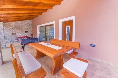 Villa Noina Arka, a charming villa with a pool surrounded by nature