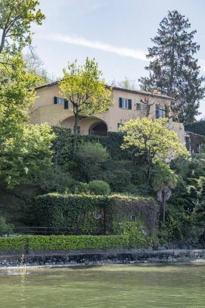 Stunning architectural villa with direct access to lake