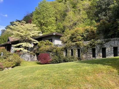 Classic, elegant private villa opposite lake