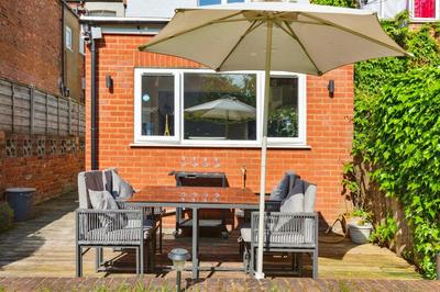 Lovely 2 bedroom ground floor flat with garden.