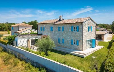 Rustic Villa Peran with outdoor pool in Tinjan