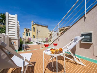 Radici House - Elegant apt with Patio and View
