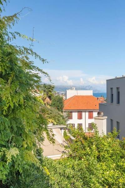 Enyoj Marjan, Beaches and View