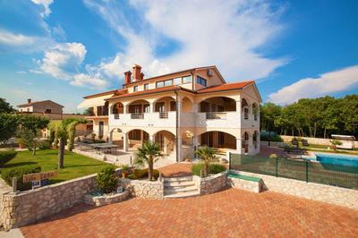 Villa Zora, beautiful modern villa in a village near the sea