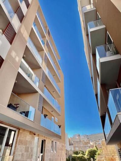 NEW 5 bedroom central apartment